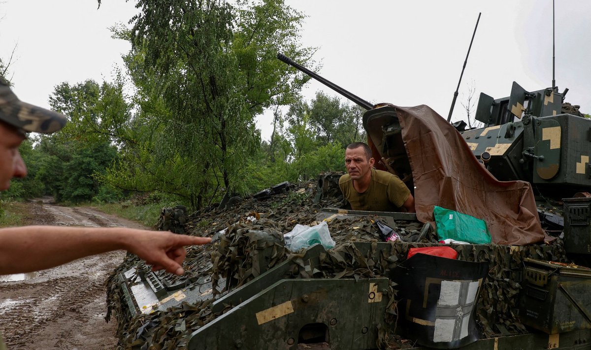 TUGEV SOOMUS: Ukraina 47. mehhaniseeritud brigaadi võitleja oma M2 Bradley lahingumasinas