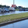 Из-за ливня затоплены улицы Риги, воду откачивают насосами