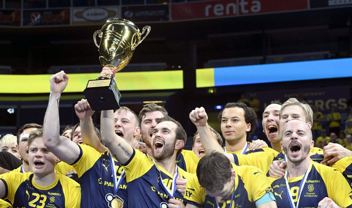 Rootsi saalihokikoondis MM-tiitlit tähistamas.