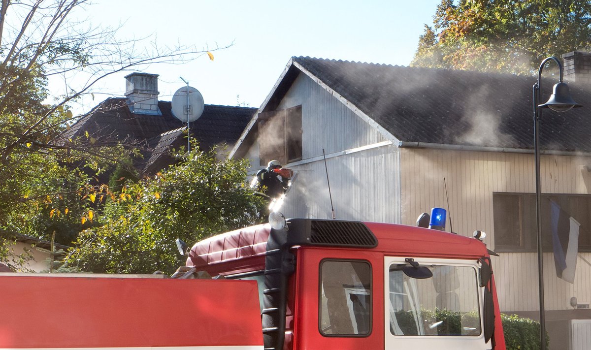 Täna kell 12.08 sai häirekeskus teate, et Kuressaares Garnisoni 11 maja katuse ääre alt tuleb suitsu. Päästjate sündmuskohale jõudes selgus, et põleb maja vahelagi korstna vahetusläheduses. Päästjad takistasid tule edasileviku, majas elanud vanem naisterahvas pääses ise hoonest välja ja päästjad tõid majast välja ühe vanema, suure koera. Maja sai tugevaid vee- ja suitsukahjustusi, kuna vahelagi põles ja päästjad otsisid ja kustutasid varjatud tulekoldeid vahelaes. Tulekahju tekkepõhjust ei ole praegu teada. Sündmusele reageerisid Kuressaare ja Kihelkonna päästekomandode päästjad ja Pihtla vabatahtlikud. 