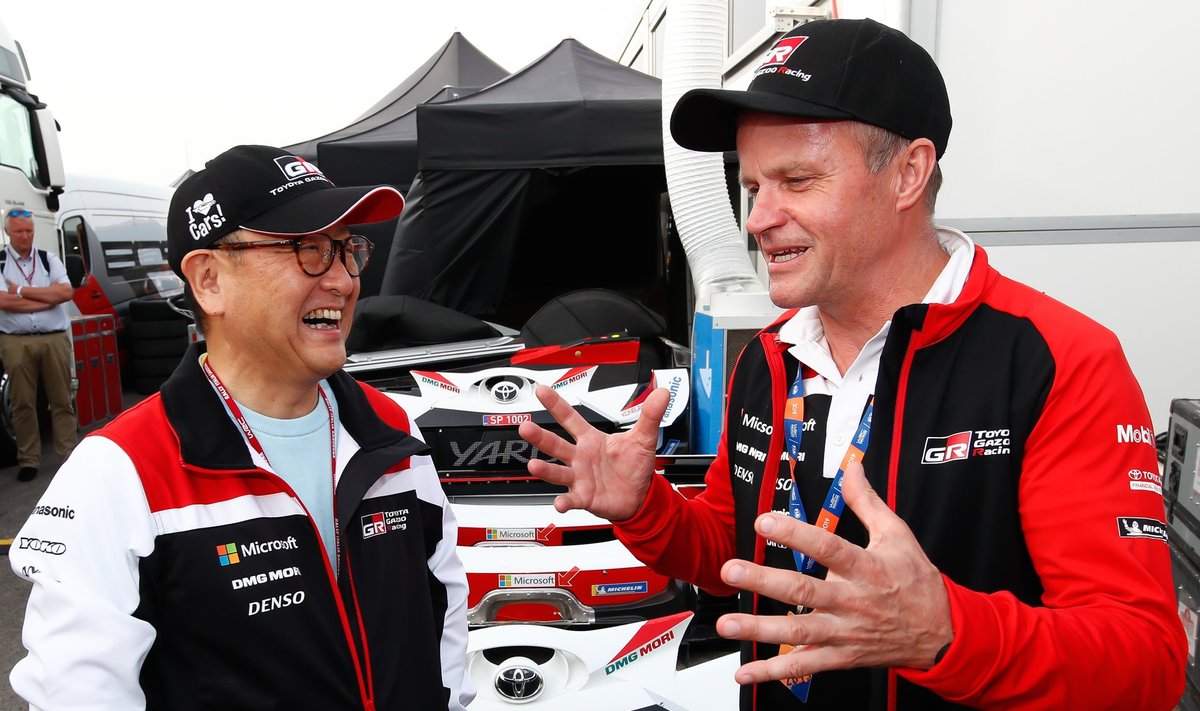 Akio Toyoda koos Toyota rallitiimi juhi Tommi Mäkineniga.