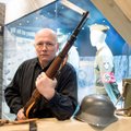 FOTOD JA VIDEO: Ajaloomuuseumi relvakogu hoidja Jaak Mäll tutvustab Saksa okupatsiooni aegseid mundreid ning relvi
