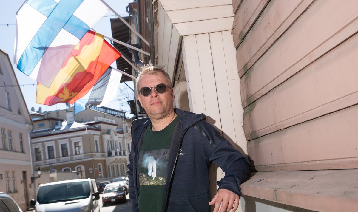 Kirjanik Mika Keränen Tartus Tampere maja ees
