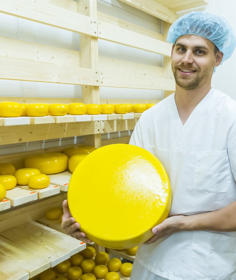 „Meil on erinevaid mahemaitseid üle saja,“ teatab taluperemees Viljar Veidenberg, kes on ka väljaõppinud juustumeister.