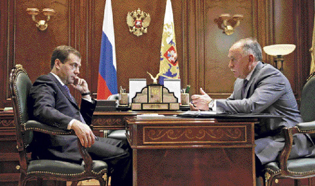 Lisaks sellele, et Viktor Ivanov (paremal) on Vladimir Putini võitluskaaslane, tuleb tal tihti istuda ühe laua taga ka Venemaa presidendi Dmitri Medvedeviga. 