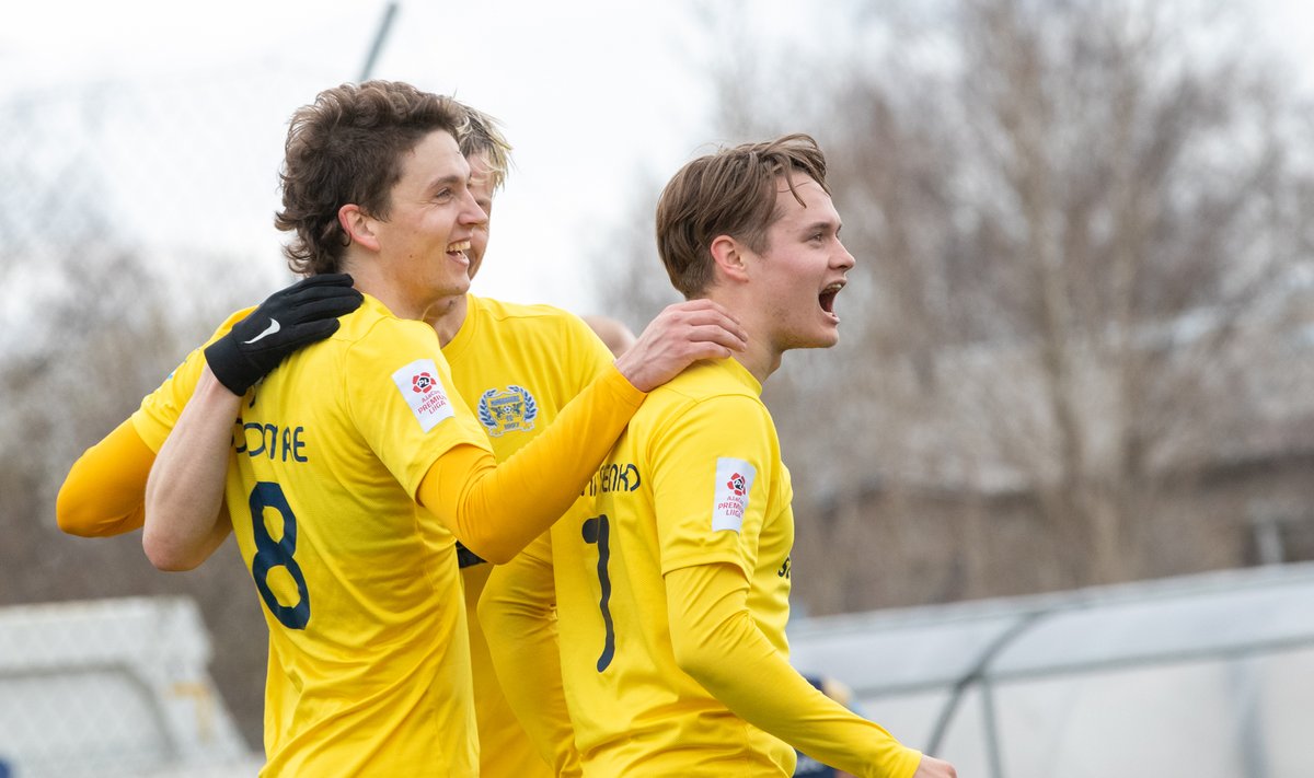 FC Kuressaare mängijad said mängus Narva Transiga küllaga rõõmustada.