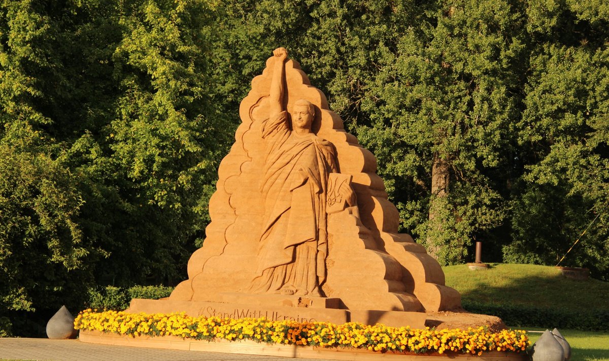 Скульптура Владимира Зеленского в Тырва