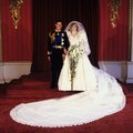 FOTOD | Näitlejatar tõmbas hittsarja "Kroon" tarbeks selga kleidi, mis äärmiselt sarnane printsess Diana pulmarüüle