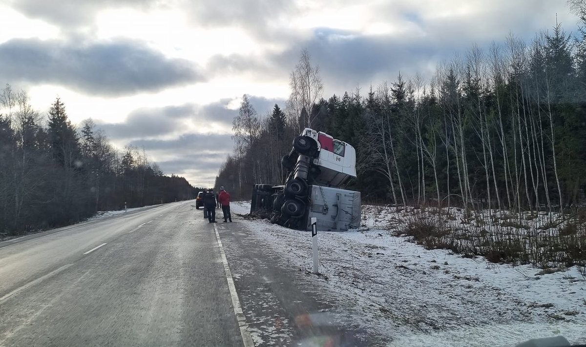 Scania veok sattus Tartumaal liiklusõnnetusse. 