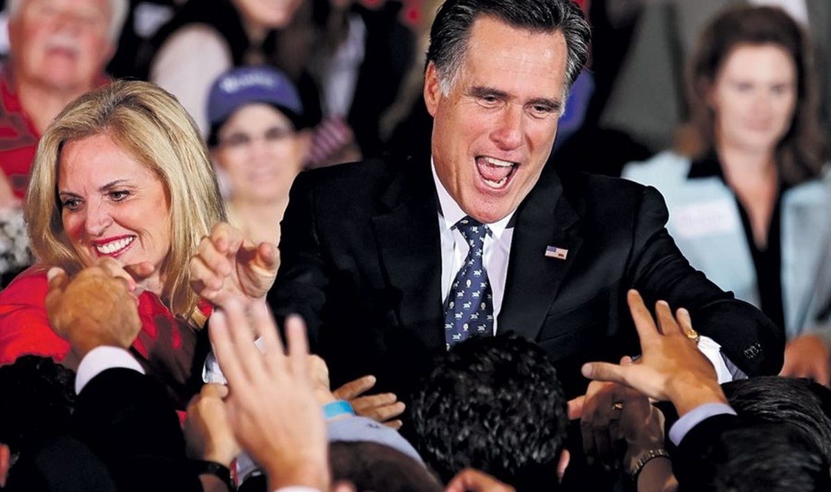 Vabariiklaste presidendikandidaadiks pürgiv Mitt Romney ja tema abikaasa Ann kampaaniaüritusel.