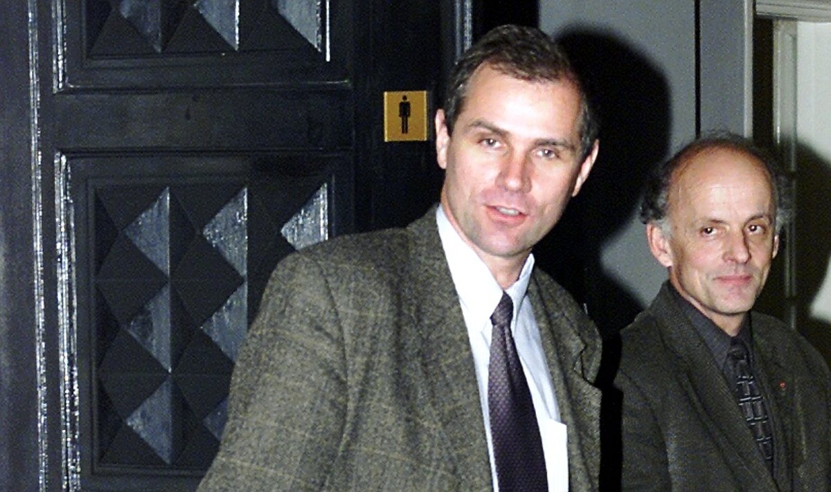 Paarikümne aasta eest olid uudiste negatiivsed peategelased teedeminister Toivo Jürgenson (vasakul) ja majandusminister Mihkel Pärnoja, kes said teineteise võidu ajakirjanikelt nahutada.