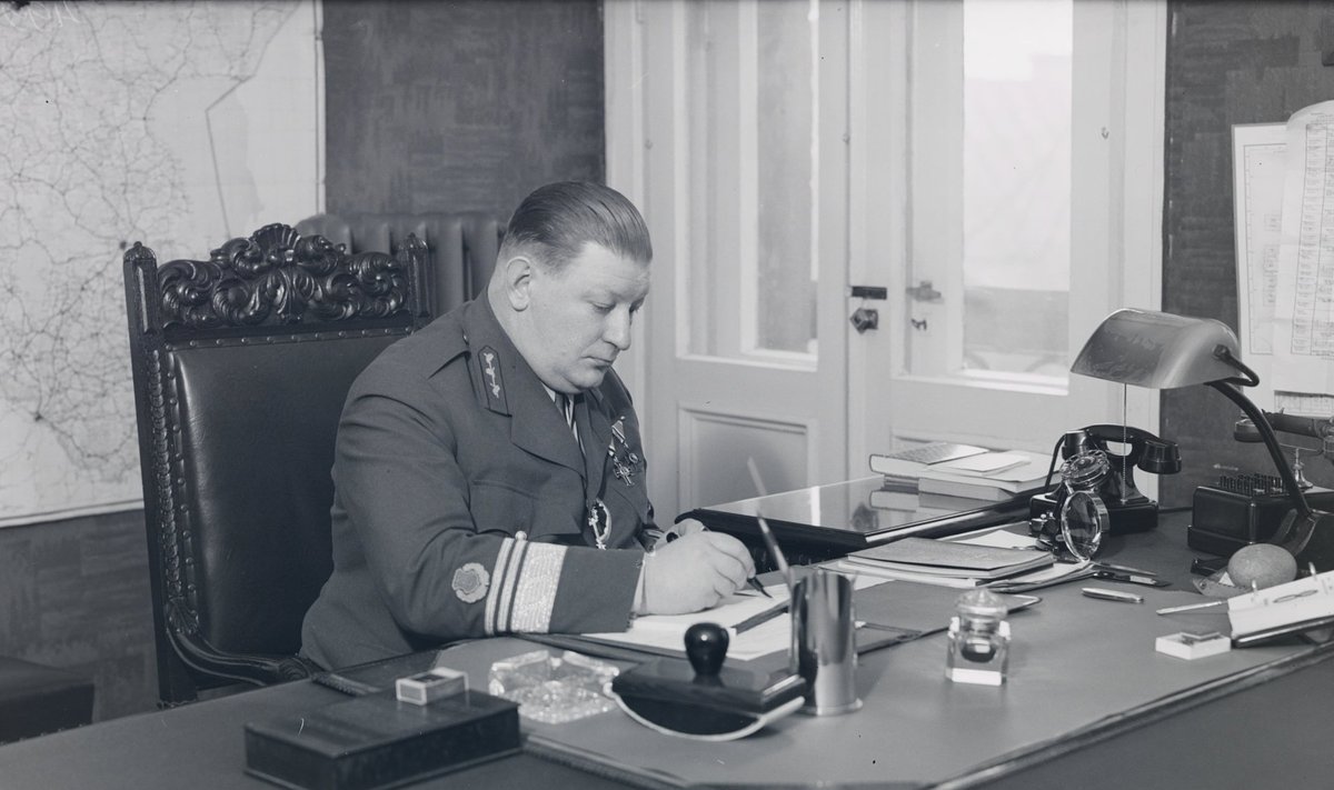 MÄRTS 1939: Eesti Kaitsevägede Staabi ülem kindralleitnant Nikolai Reek oma kabinetis.