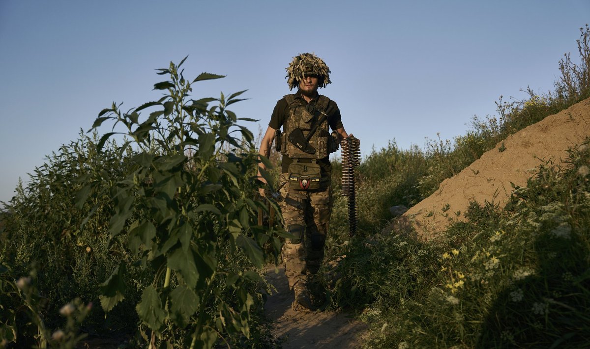 Украинский военный на линии фронта