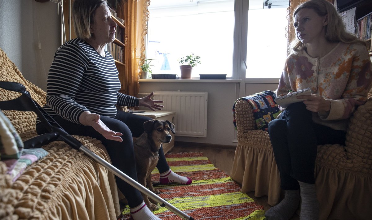 Kuuendal korrusel elav Leelo Lepasalu (vasakul) rääkis ajakirjanikule, et kuna tema õuesaamine on raskendatud, siis käib tema koeraga jalutamas 81-aastane naaber.
