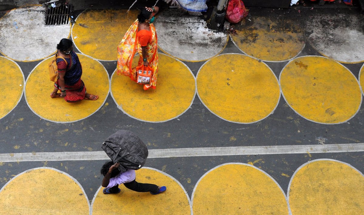 ÄRA TULE LIIGA LÄHEDALE! Indias Mumbai turul on maha joonistatud kollased sõõrid, kuhu tohin korraga astuda vaid üks inimene. Ikka selleks, et koroonaviiruse levikut takistada.