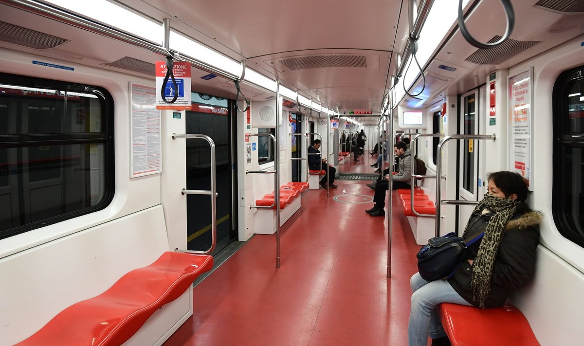 INIMESED ON KODUS: Milano metroo 10. märtsil 2020.