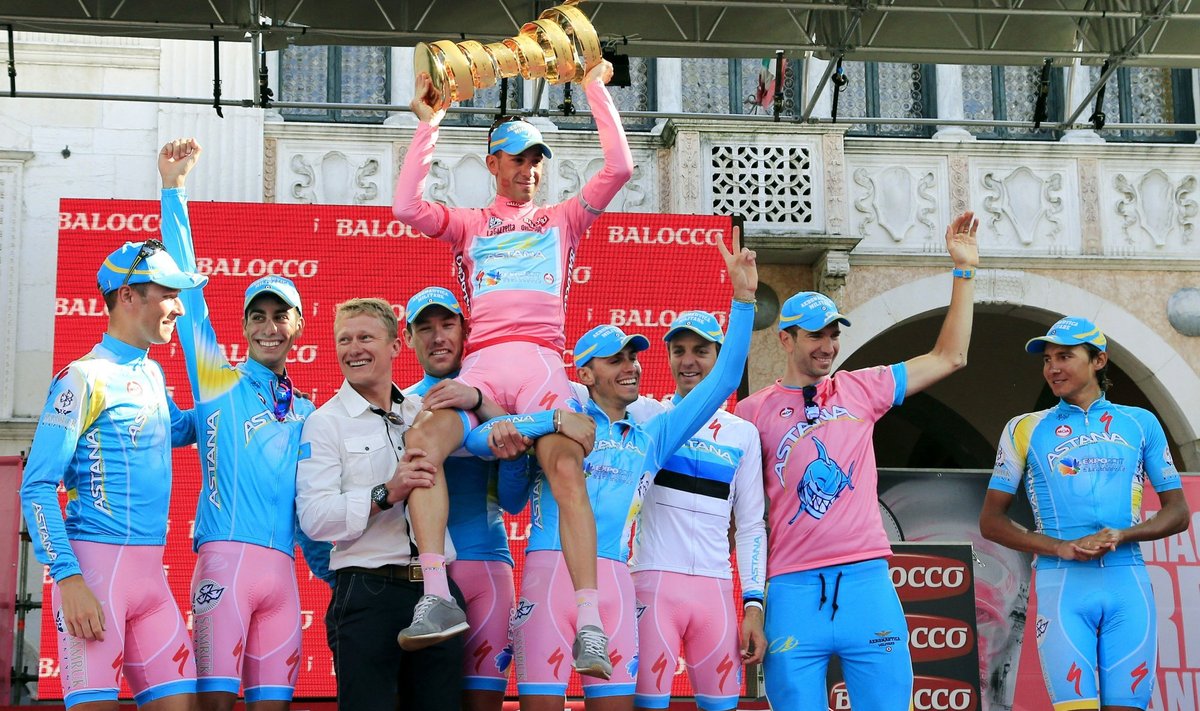 Astana võidukas Giro meeskond autasustamisel, jalgratas