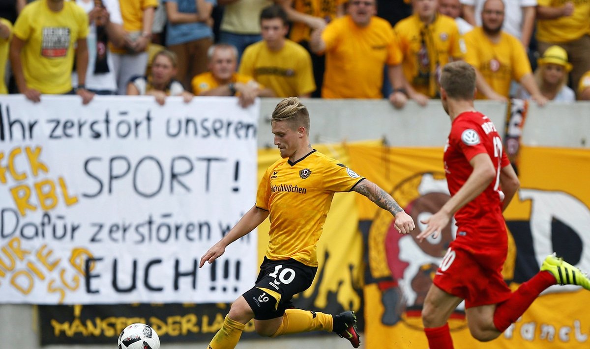 RB Leipzig heitleb karika­sarjas teise Ida-Saksa klubi Dresdeni Dynamoga, kelle fännid on plagule kirjutanud: „Sa hävitad meie spordi! Seepärast hävitame meie sinu!”