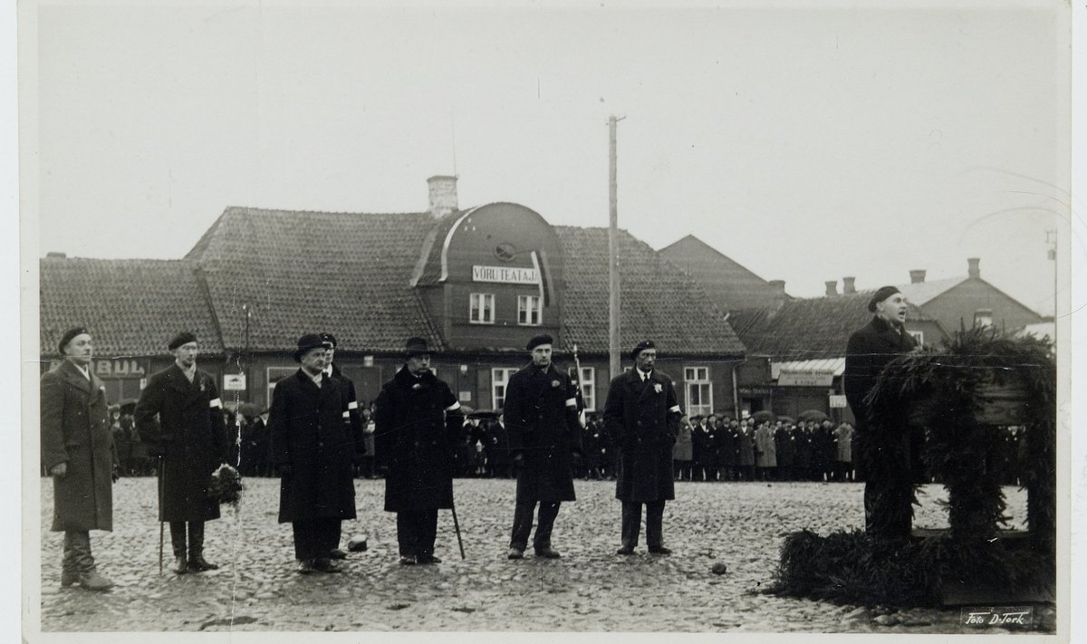 KES ANDIS RAHA? Vapside juht Artur Sirk kõnet pidamas Võru Vabadussõjalaste Liidu lipu õnnistamisel 12. novembril 1933.