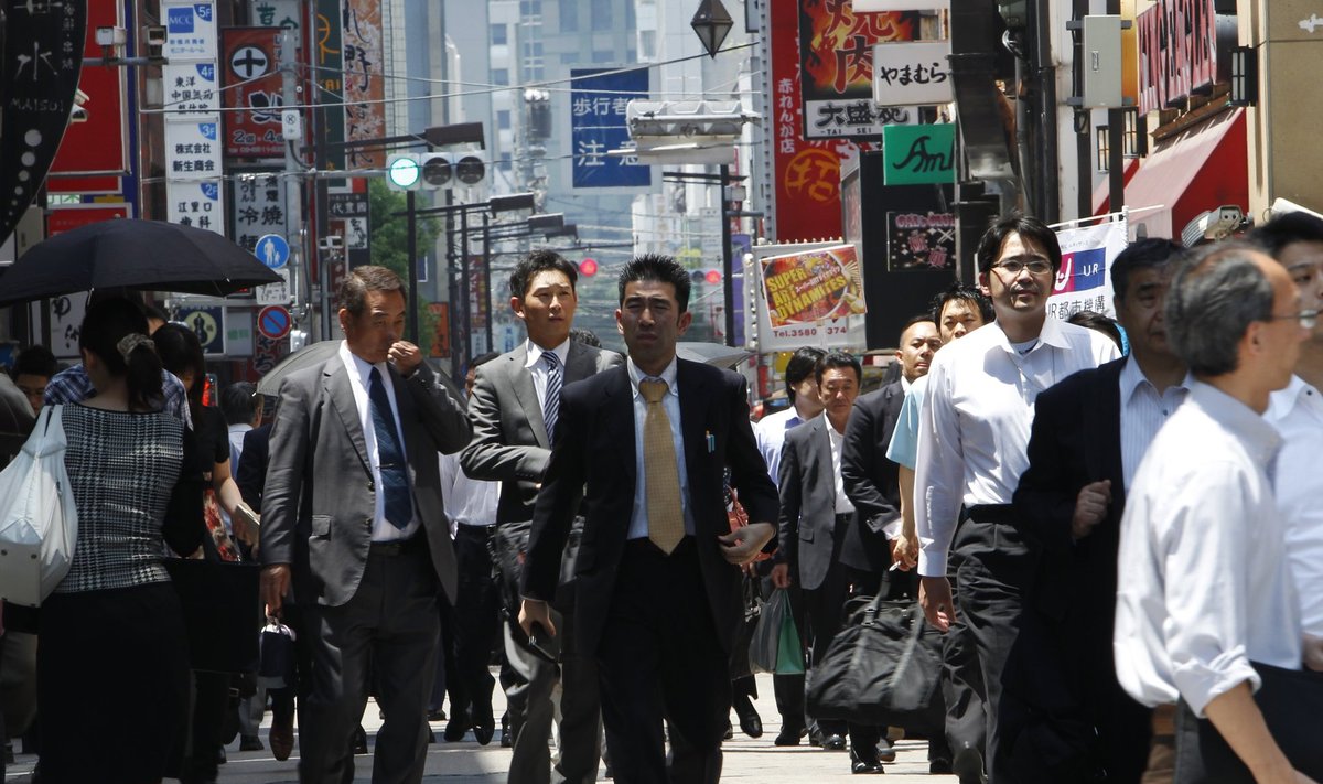 Jaapani kontoritöötajad lõuna ajal Tokyos restoranide tänaval.