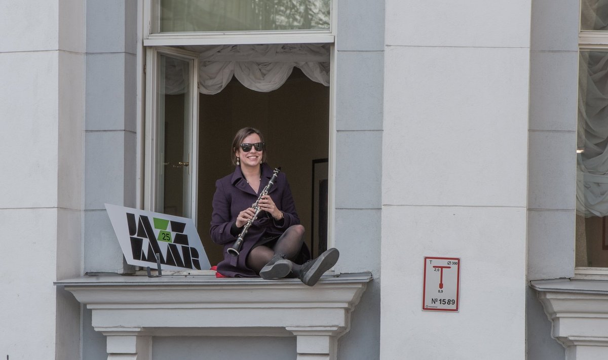 Maria Faust mängis hotelli aknal