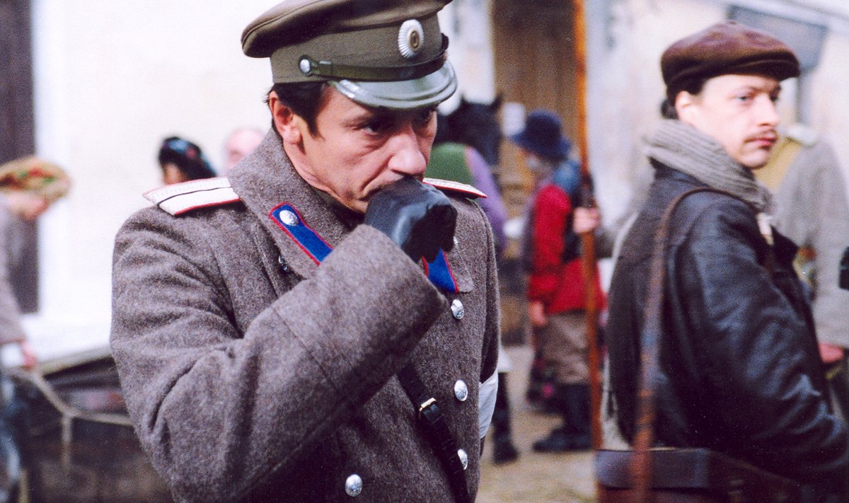 "Doktor Živago" peakangelane on Juri Živago (Oleg Menšikov).