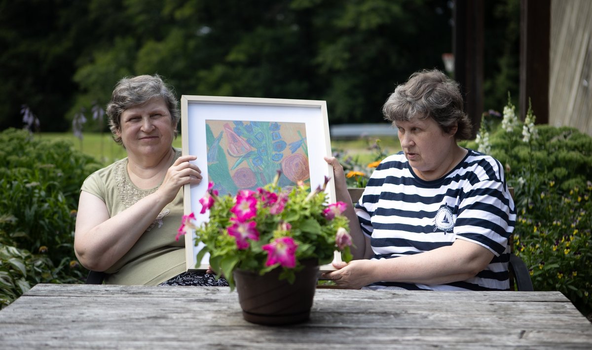 Kunstnikud ja kaksikud Imbi ja Diana (paremal) teevad kõike koos.