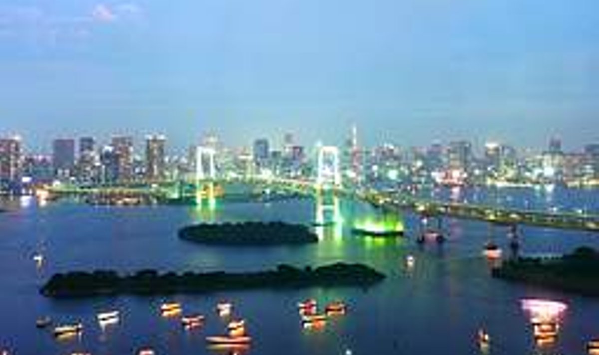 TOKYO ÖÖS: Kauni vaate taga on karm reaalsus – linna üle 33 miljoni kasvanud elanikkond nõuab ruumi pidevalt juurde ja nii on viimased paarkümmend aastat maad mere arvelt juurde võidetud, kasutades kokkupressitud prügiplokke.