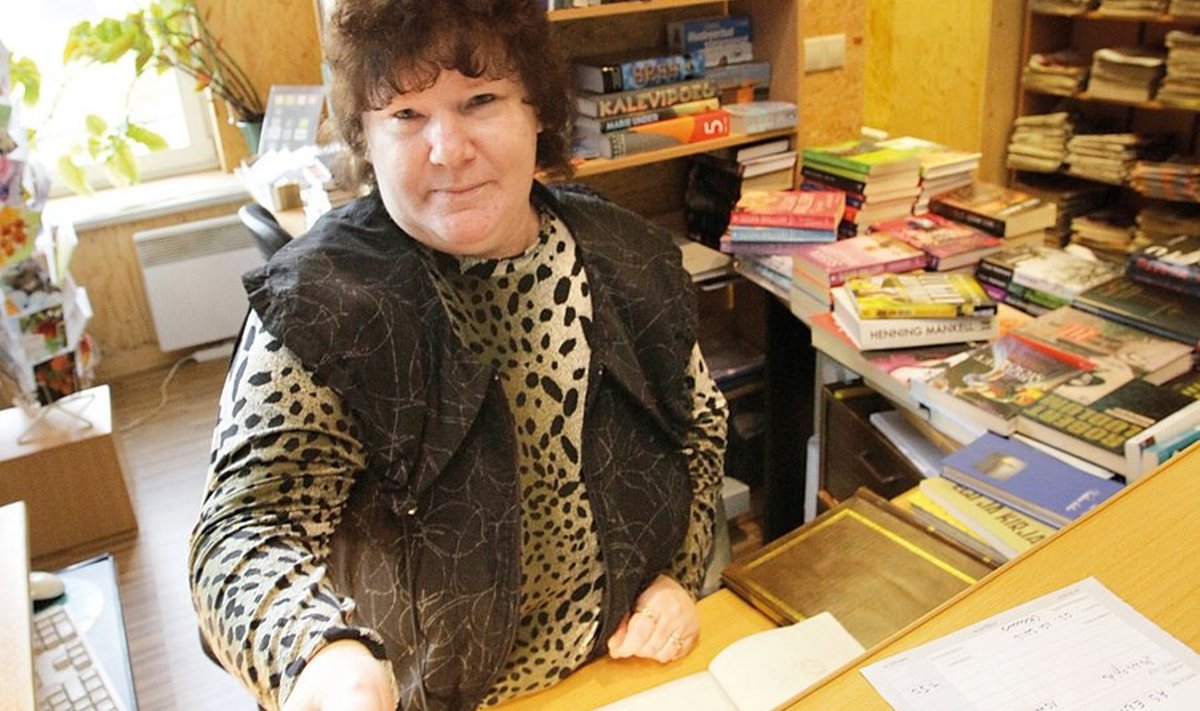 Roiu raamatukogu juhataja Elle Kruus, kellest hiljuti sai ka postitöötaja, kardab, et varsti tehakse ta ka apteekriks.