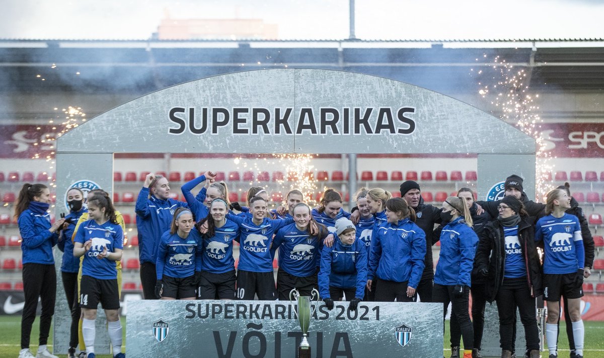 Naiste jalgpalli Superkarika trofee oli üks asjadest, mida pikanäpumehed kaasa ei võitnud.