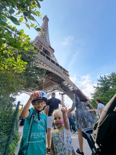 Lapsed Eiffeli võtmehoidjatega ehk vajalikud suveniirid