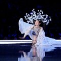 Oih! Modell Ming Xi kukkus Victoria's Secreti moeetendusel käpuli