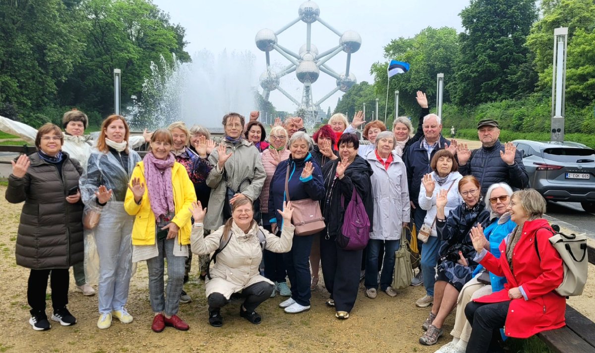 Maakodu reisigrupp Brüsseli maamärgi Atomiumi juures