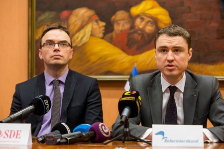 KAKS KANGET: Valimistel sotsid kaotusele juhtinud Sven Mikser (vasakul) proovib koalitsioonikõnelustel mängida sama kõva meest nagu Taavi Rõivas.