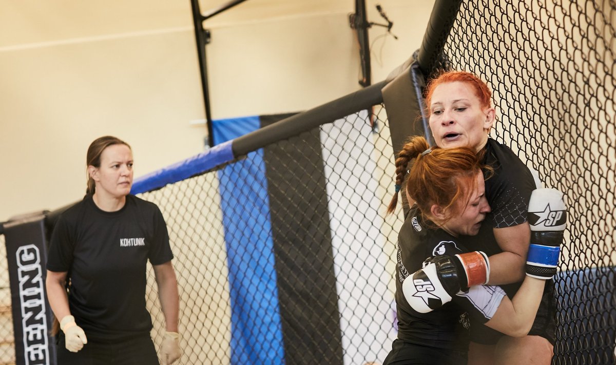 SEINAMAADLUS: Üks füüsiliselt raskemaid MMA osasid. Monika Riivaldi ülesanne on ennast väga halvast olukorrast vabaks võidelda.