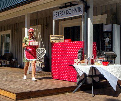 Retrokohviku perenaine Liina Jutt toob külalistele kuumal suvepäeval jahutavat jäätisekokteili.