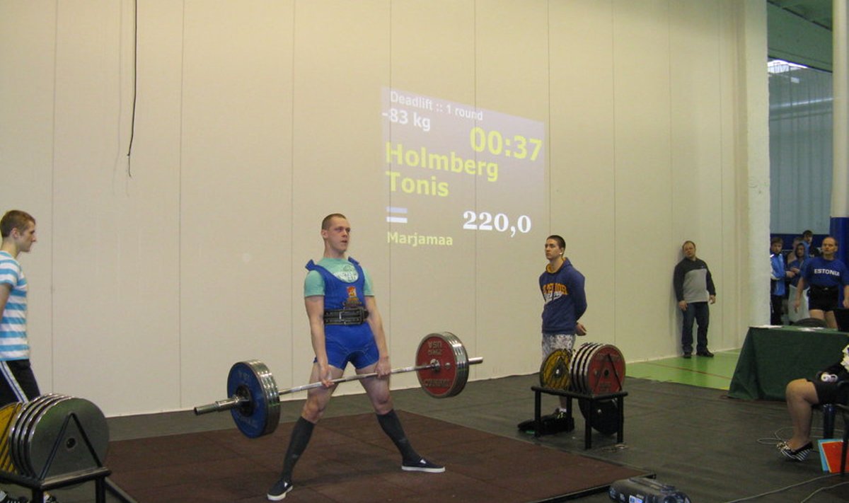 Tõnis Holmberg on algraskuse fikseerinud, tema lõpptulemuseks on Eesti noorterekord 235 kg. Foto: Mihkel Laurits