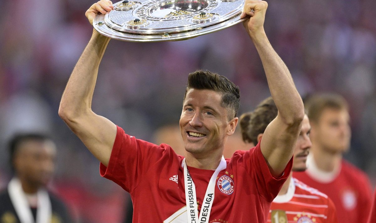 Robert Lewandowski tähistamas järjekordset Saksamaa meistritiitlit. Kokku on tal neid kümme. Bayerniga on ta tšempioniks tõusnud kaheksa korda järjest, lisaks teenis ta kaks meistritiitlit Dortmundi Borussia mängijana