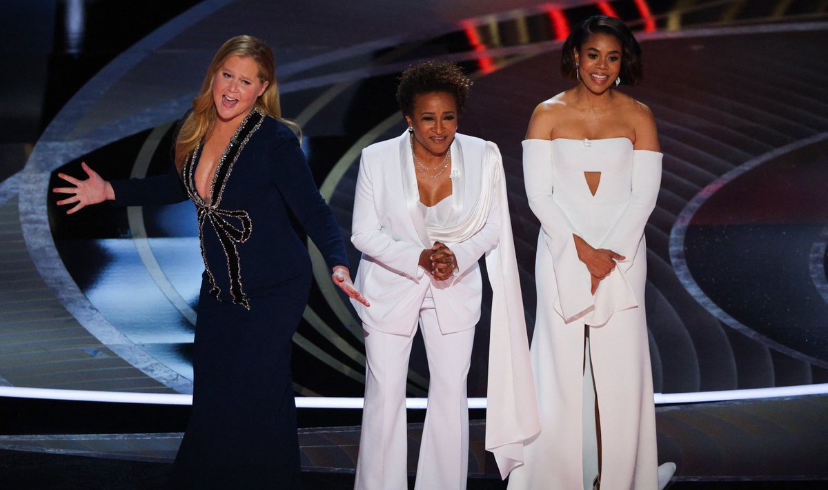 Tänavu juhtisid Oscarite galat naiskoomikud Amy Schumer, Wanda Sykes ja Regina Hall. 