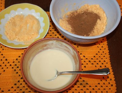 Pudistage biskviit puruks, lisage pisut kakaod ja kondenspiima just niipalju, et saadud massist annab pallikesed veeretada.