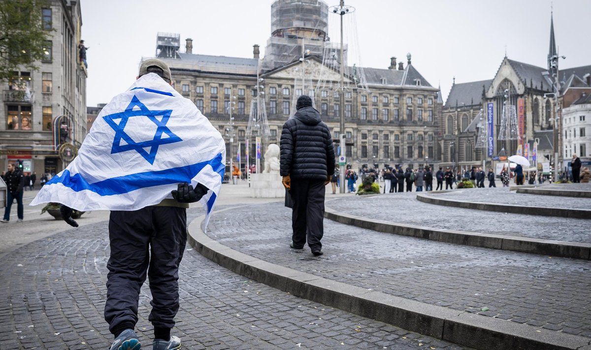 Amsterdamis kõndiv mees kannab õlgadel Iisraeli lippu