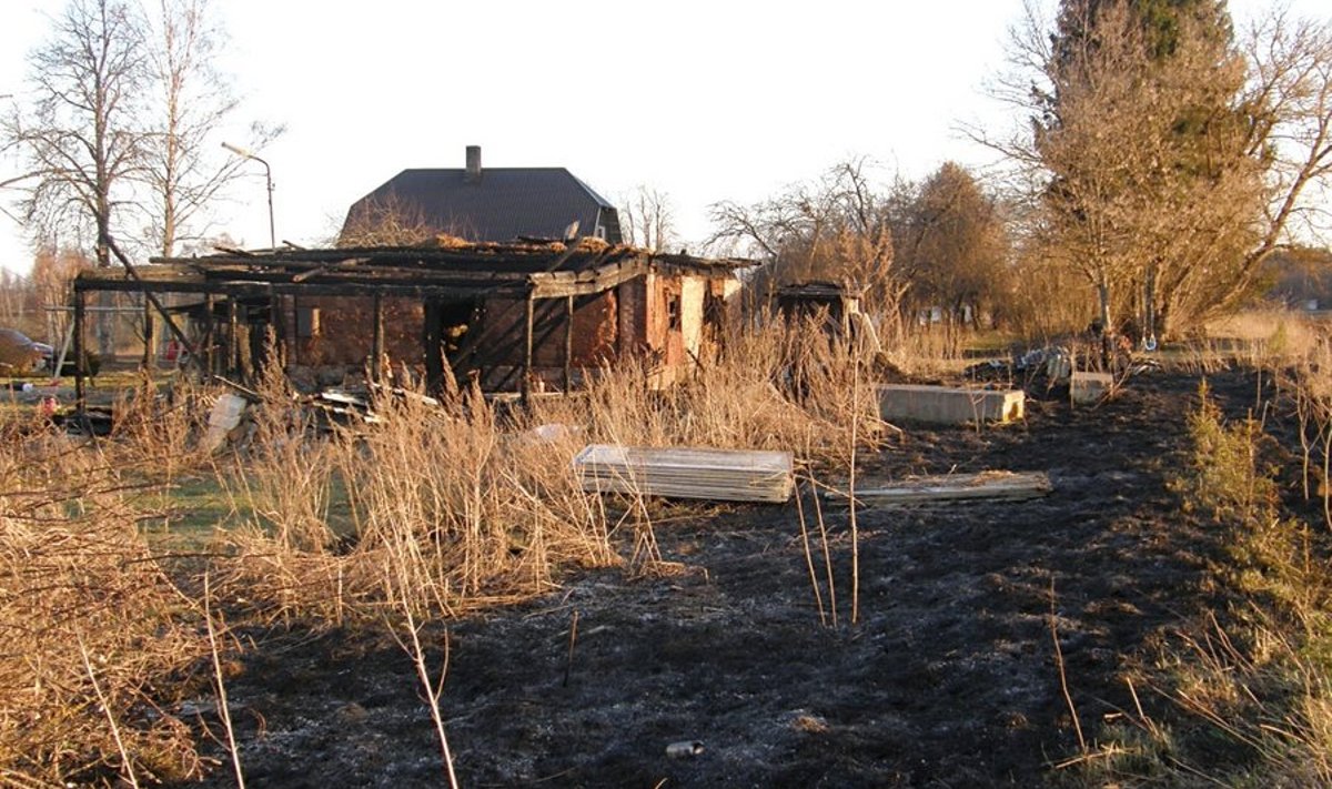 Valgamaal Sangastes püüdsid kohalikud tuld ohjeldada aiavoolikuga, kuid sellest jäi väheks ning kõrvalhoone hävis täielikult. Päästeamet