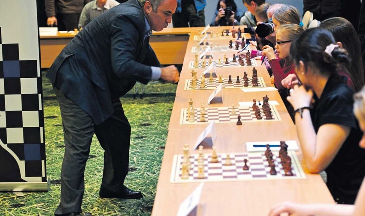 Garri Kasparov andis eile ka kahekümnele Eesti noormaletajale simultaani ning võitis 18 partiid. Suurepärase viigini jõudsid meilt Ottomar Ladva ja Ilja Siroš. (Vallo Kruuser)