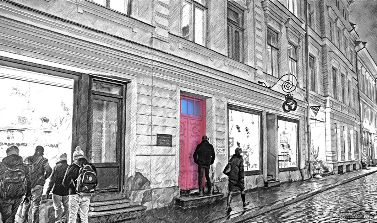 See tänavu kevadel Tallinna vanalinnas ilma aeganõudva kooskõlastamise ja kuluka restaureerimiseta roosaks värvitud uks muutus turistide seas populaarseks pildistamise objektiks. Tallinna Muinsuskaitse nõuab, et värv maha võetaks.