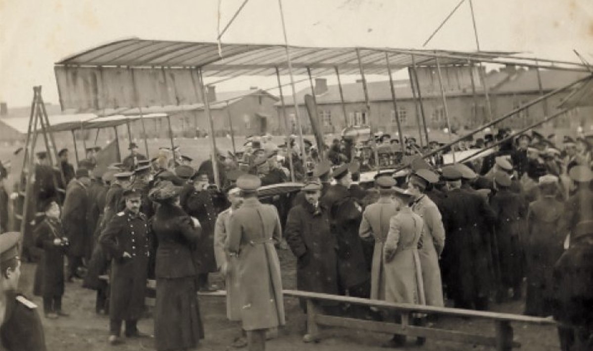 Esimese Eesti filmi aines: Sergei Utotškini lennuk Krasnojarski polgu kasarmute juures aprillis 1912