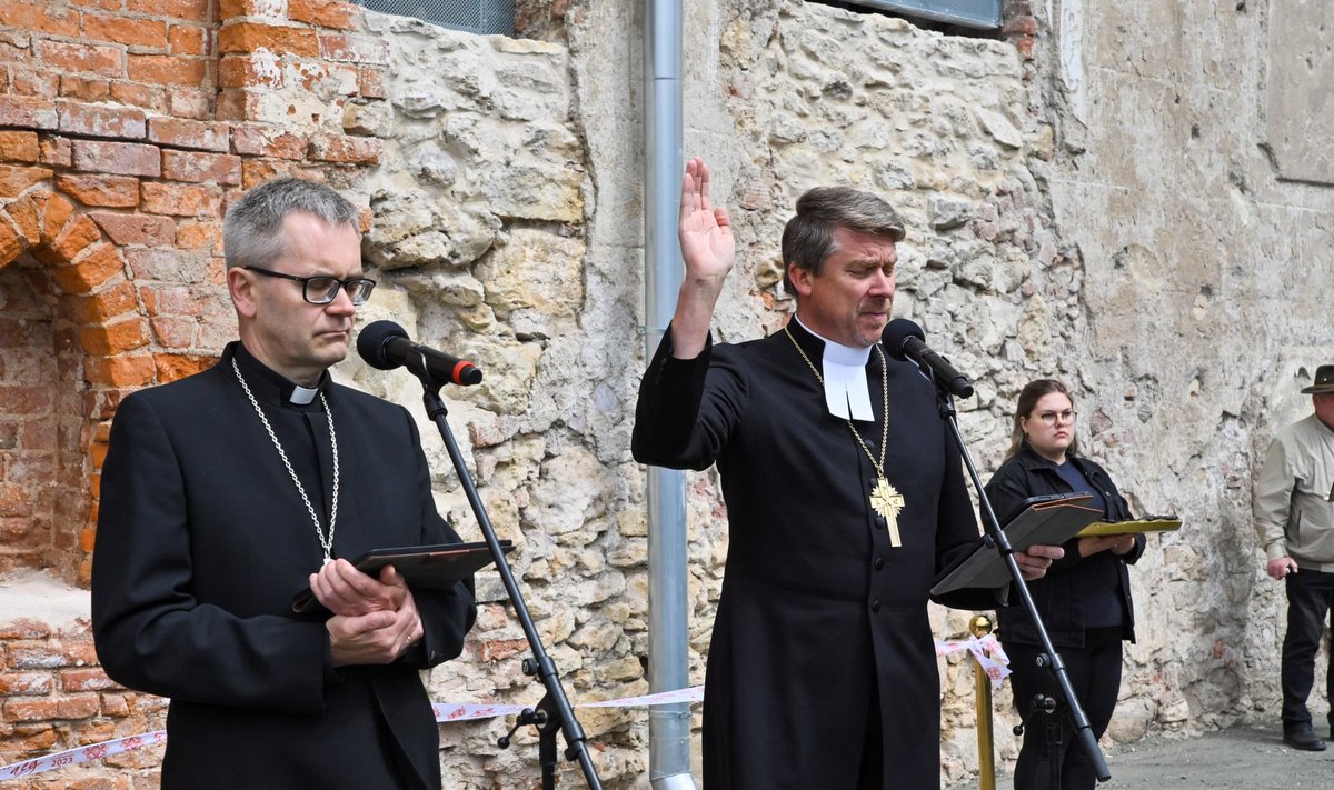 Peapiiskop Urmas Viilma õnnistas lossi sisse.