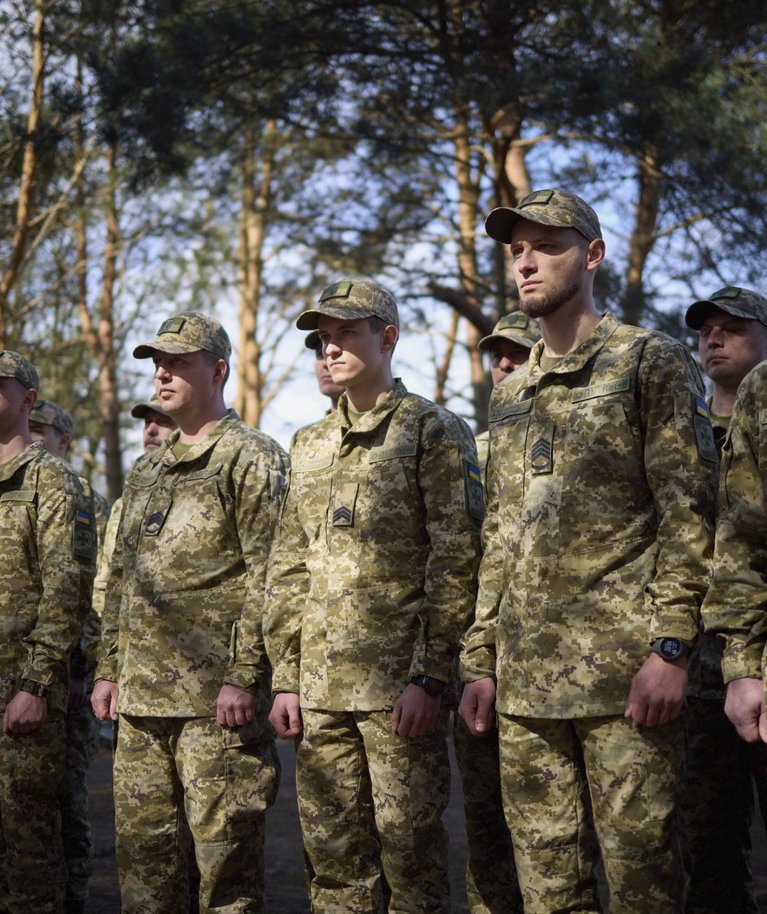 Ukraina sõjaväelased Ukraina presidendi Volodõmõr Zelenskõi visiidi ajal Volõõniasse. Foto tehtud 19. aprillil 2023.
