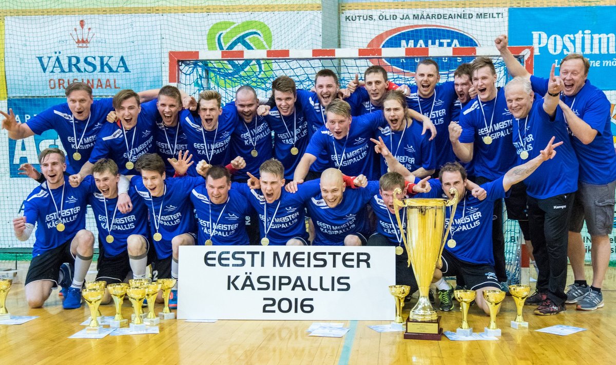 Eesti 2016. aasta käsipallimeister Põlva Serviti meeskond võidujoovastuses