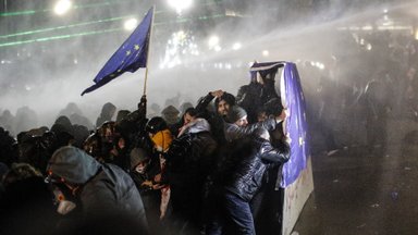 ВИДЕО | В Тбилиси прошли столкновения протестующих с силовиками. Всё началось с заявления премьера Грузии