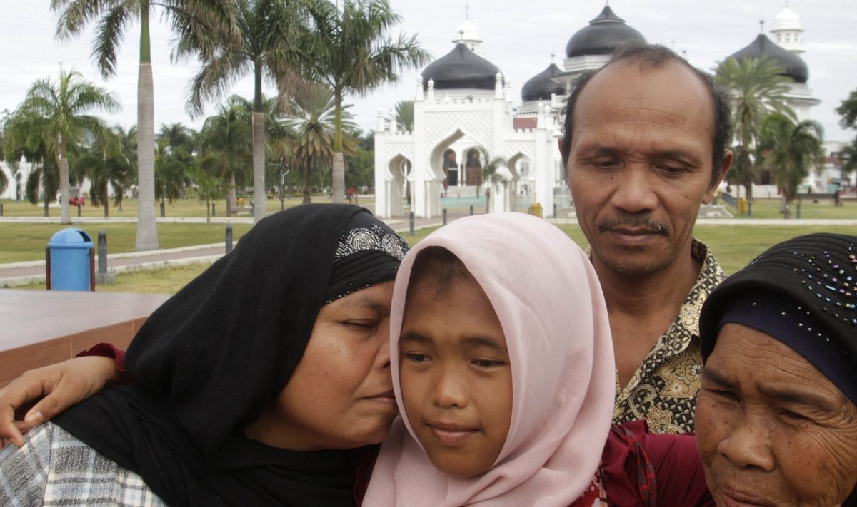 Ema Jamaliah (vasakul), tütar Raudhatul, isa Septi ja tüdrukut kasvatanud Sarwani selle aasta augustis, kui poeg Arif oli veel leidmata. -2- Meulabohi linn, kus tsunami Jamaliahi ja Septi lastest lahutas, 2005. aasta jaanuari alguses ja 2014. aasta novembris. 